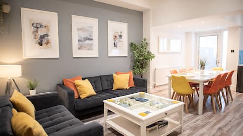 8 Bed, sleeps 10, 3 Bath house, 5 Mins Manc Centre