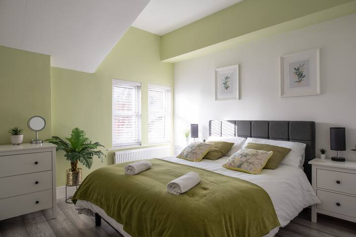 8 Bed, sleeps 10, 3 Bath house, 5 Mins Manc Centre gallery image 5