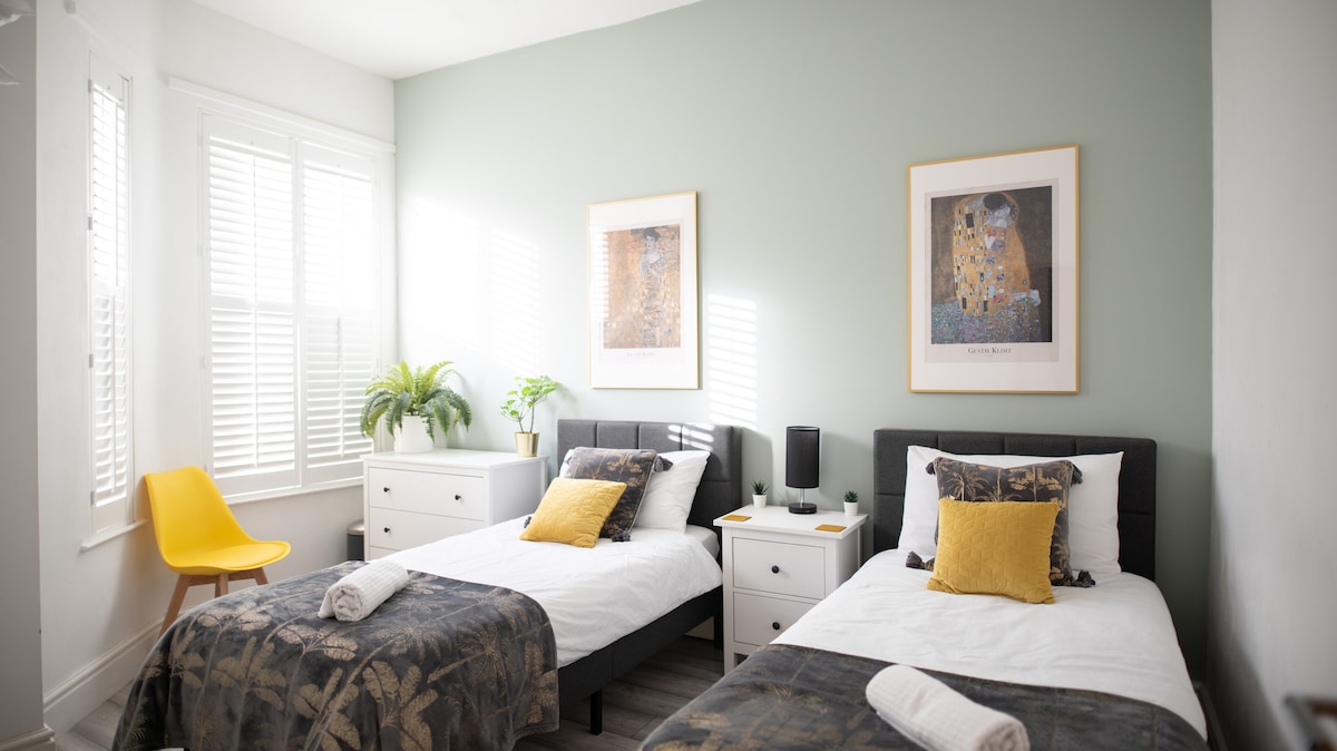 2 single beds, wardrobe with full length mirror