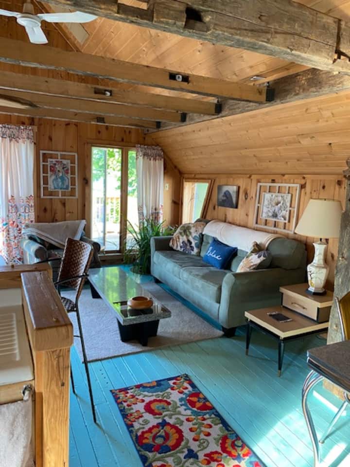 Katedralens tak med 100+ år gamla ladugårdsbjälkar, cederträtak och utsikt över Munising Bay.