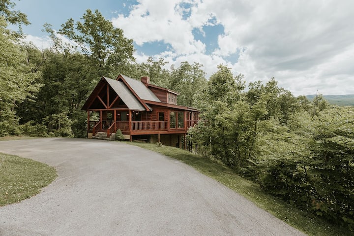 Cabin có đường lái xe vào nhà ở phía trước