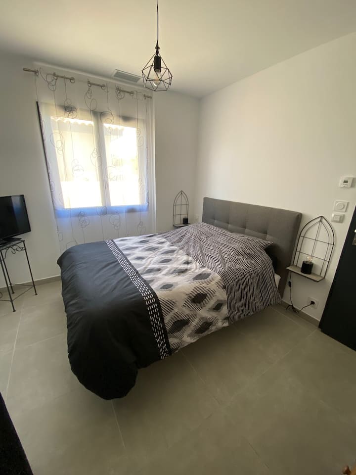 جناح رئيسي في الطابق الأرضي مع تلفزيون