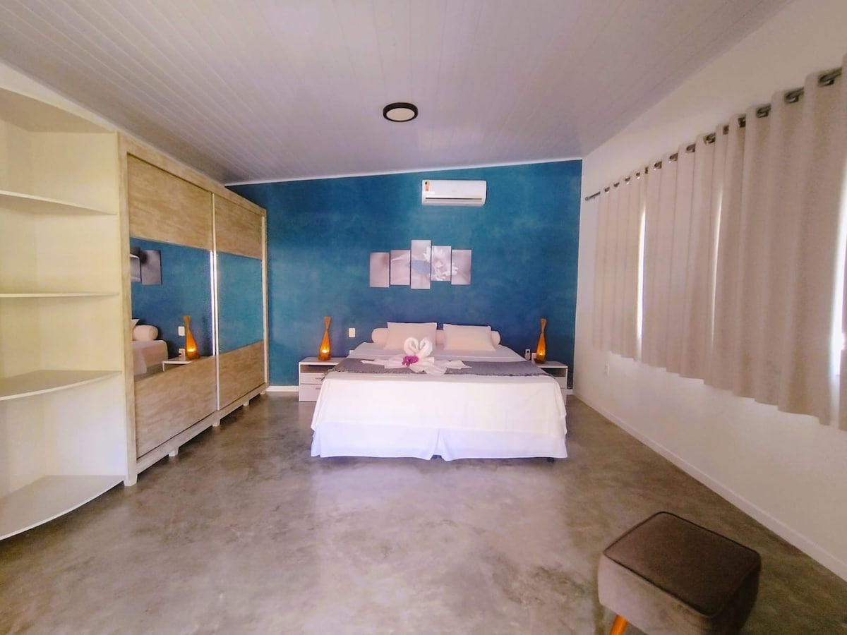 סוויטה משולבת באזור פנאי עם מרחב משרדי ביתי ומרחב טלוויזיה חיצוני