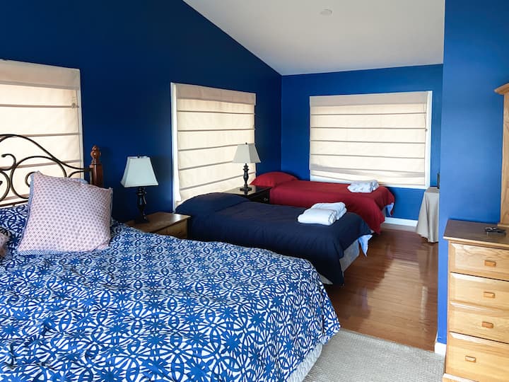 Chumba cha kulala cha kwanza, King na vitanda 2 pacha