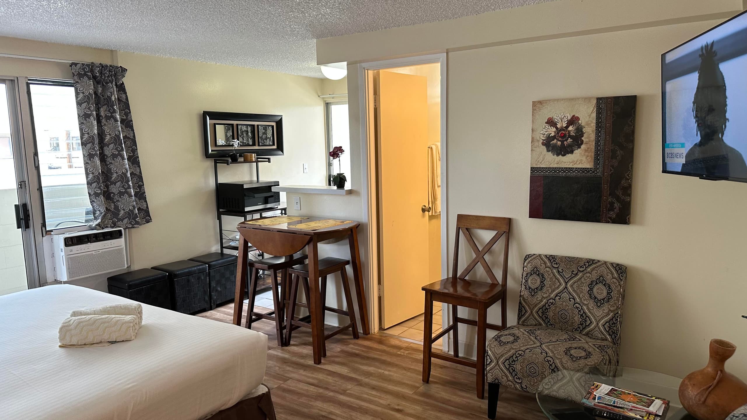 Condo in Honolulu · ★4.42 · Studio · 1 bed · 1 private bath - Image 5