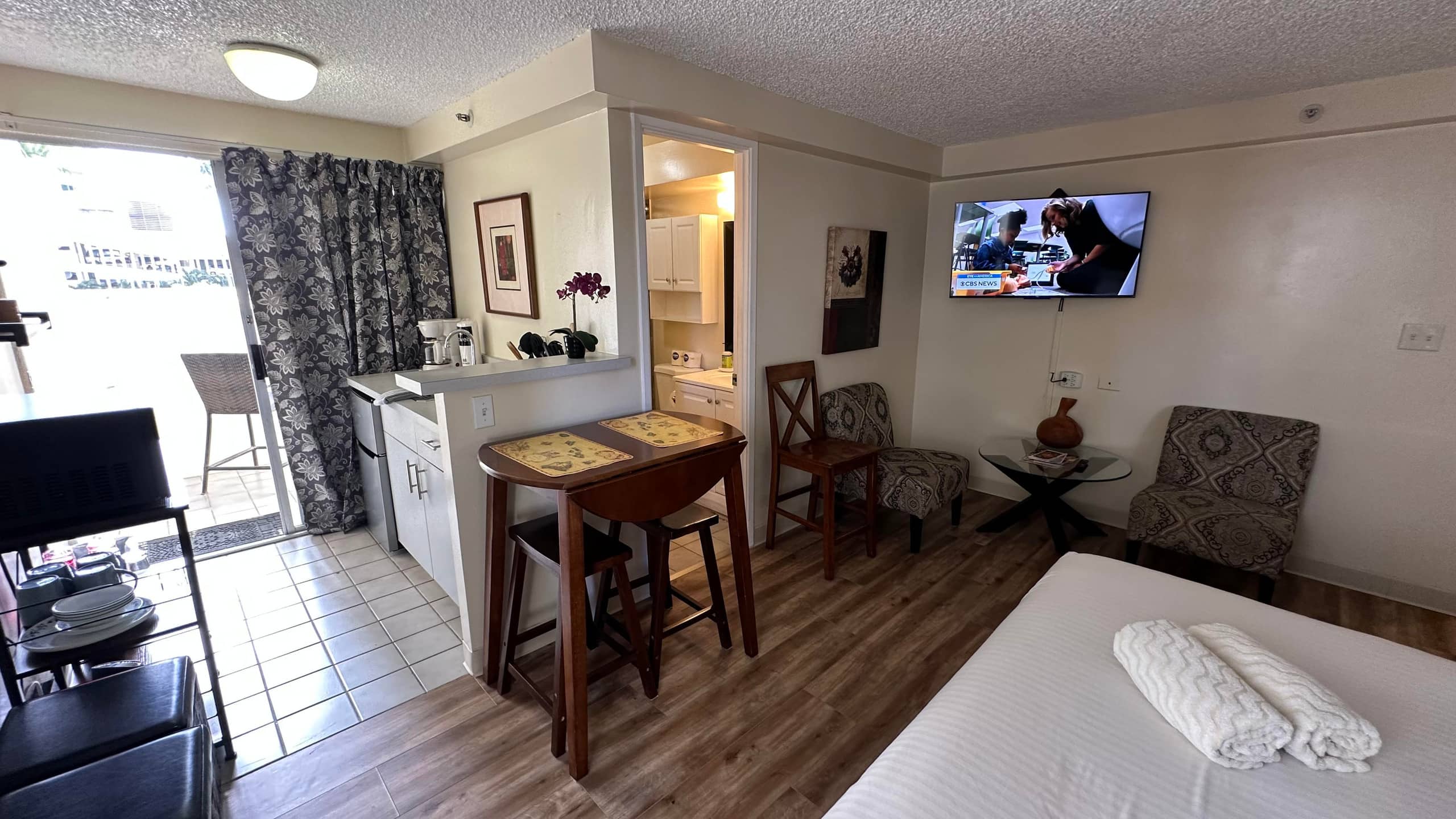 Condo in Honolulu · ★4.42 · Studio · 1 bed · 1 private bath - Image 17