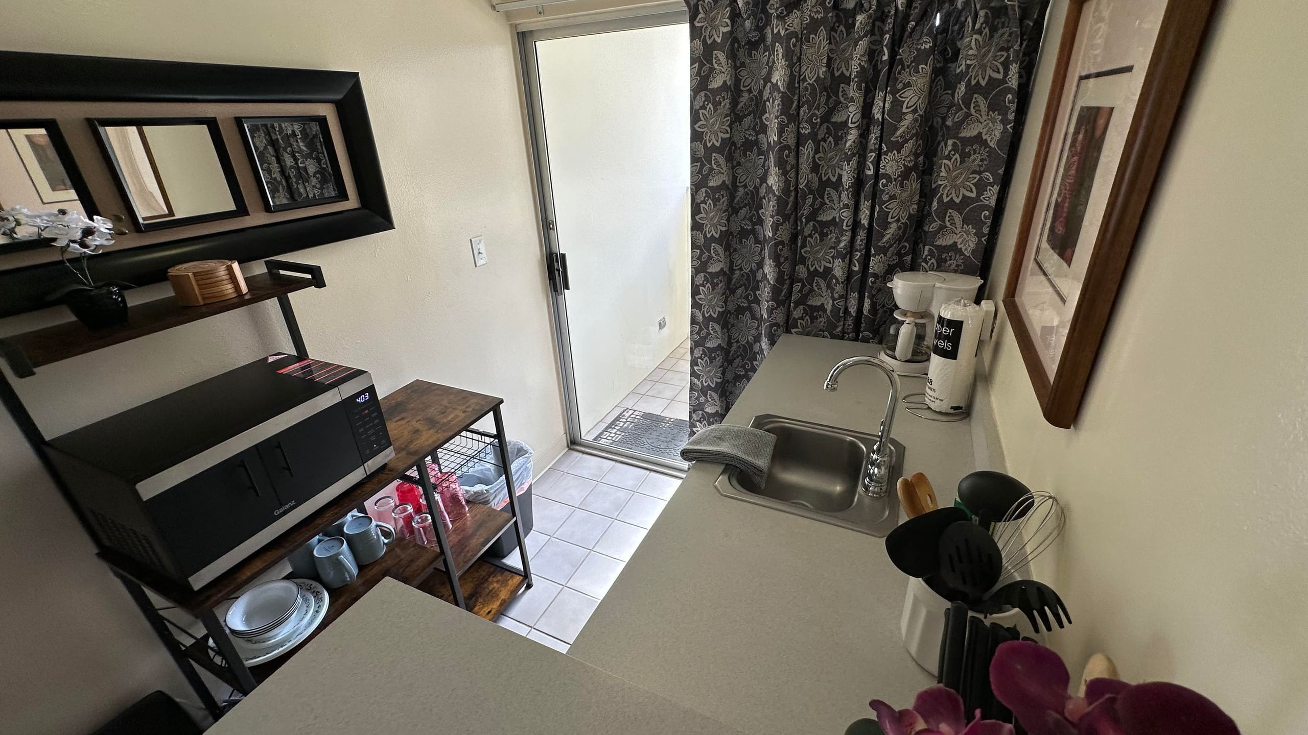 Condo in Honolulu · ★4.42 · Studio · 1 bed · 1 private bath - Image 15