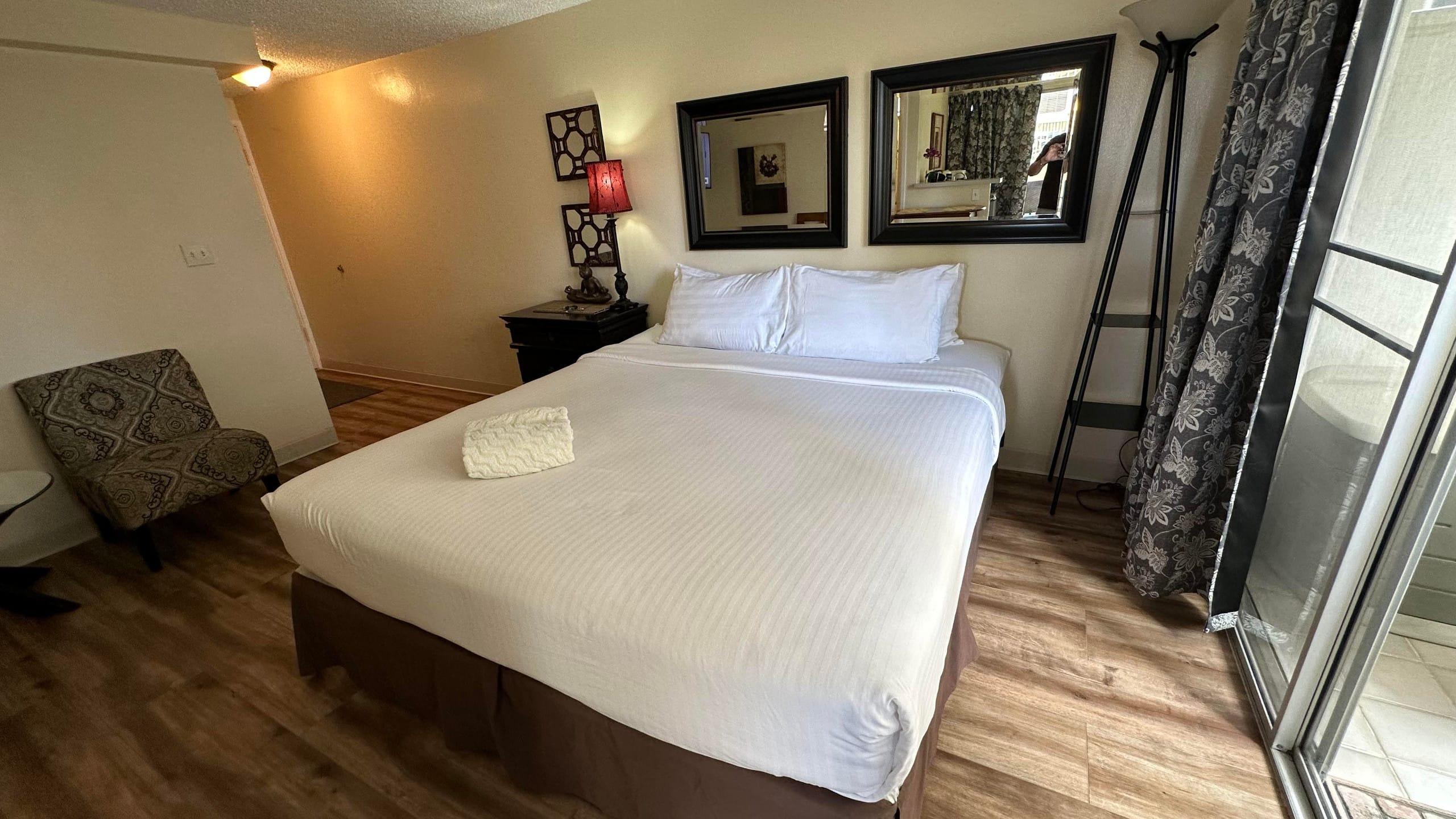 Condo in Honolulu · ★4.42 · Studio · 1 bed · 1 private bath - Image 3