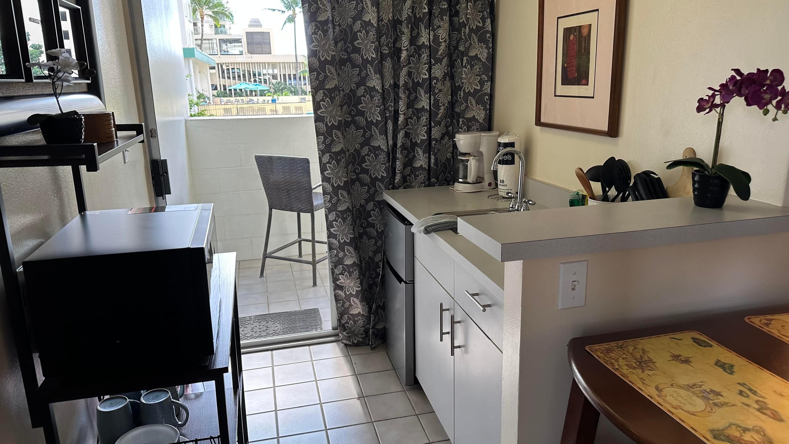 Condo in Honolulu · ★4.42 · Studio · 1 bed · 1 private bath - Image 8