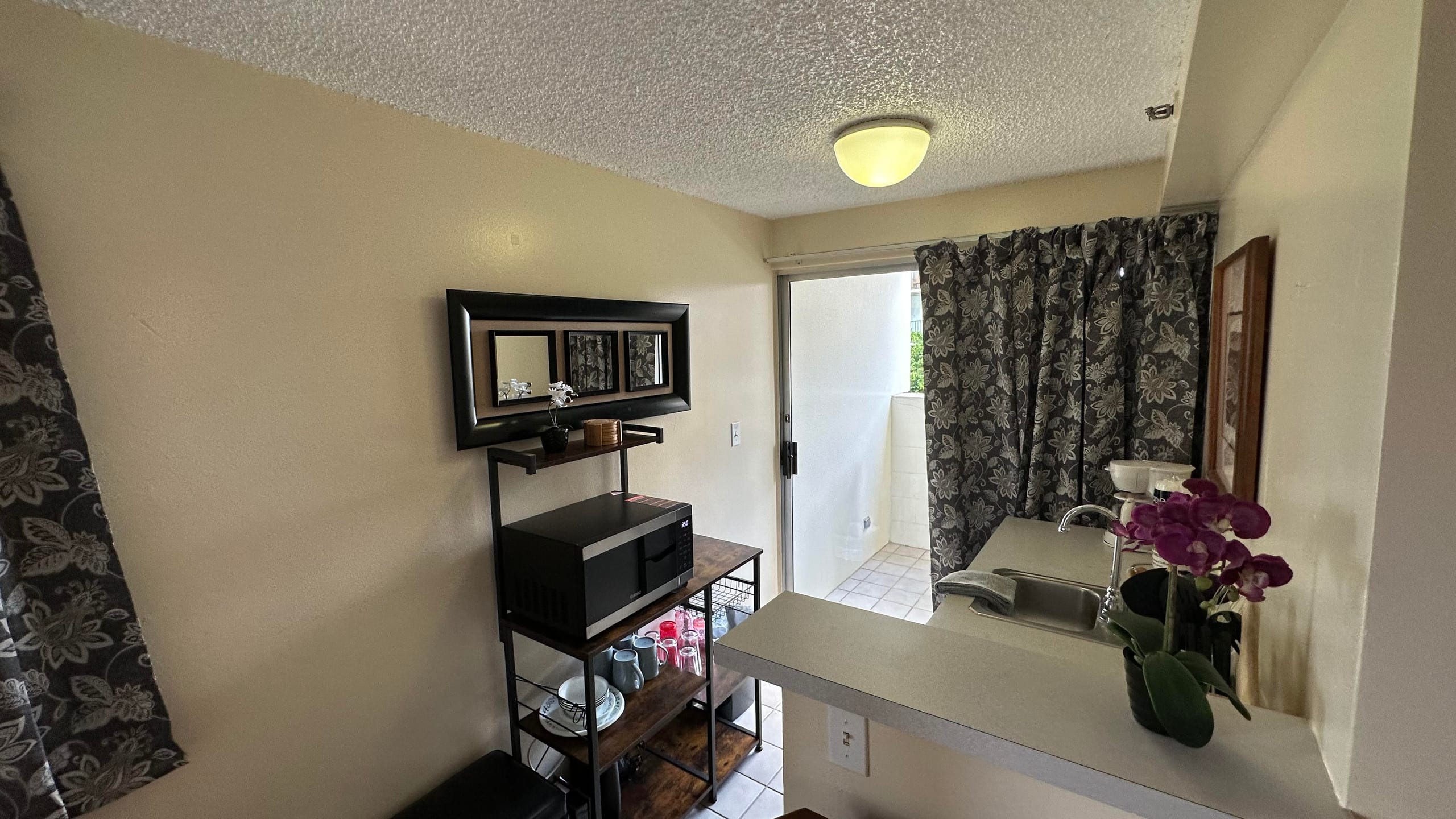 Condo in Honolulu · ★4.42 · Studio · 1 bed · 1 private bath - Image 14