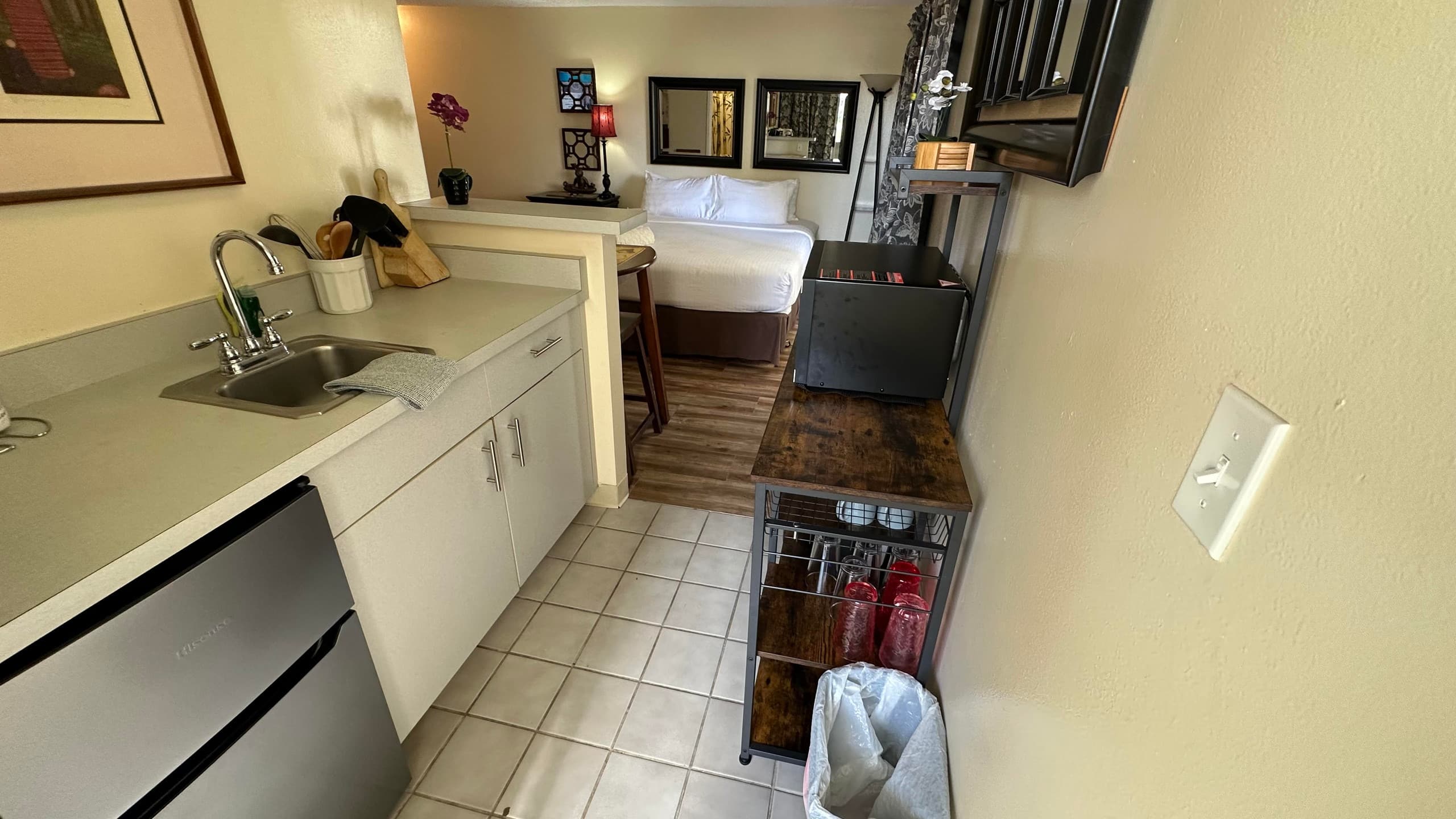 Condo in Honolulu · ★4.42 · Studio · 1 bed · 1 private bath - Image 10