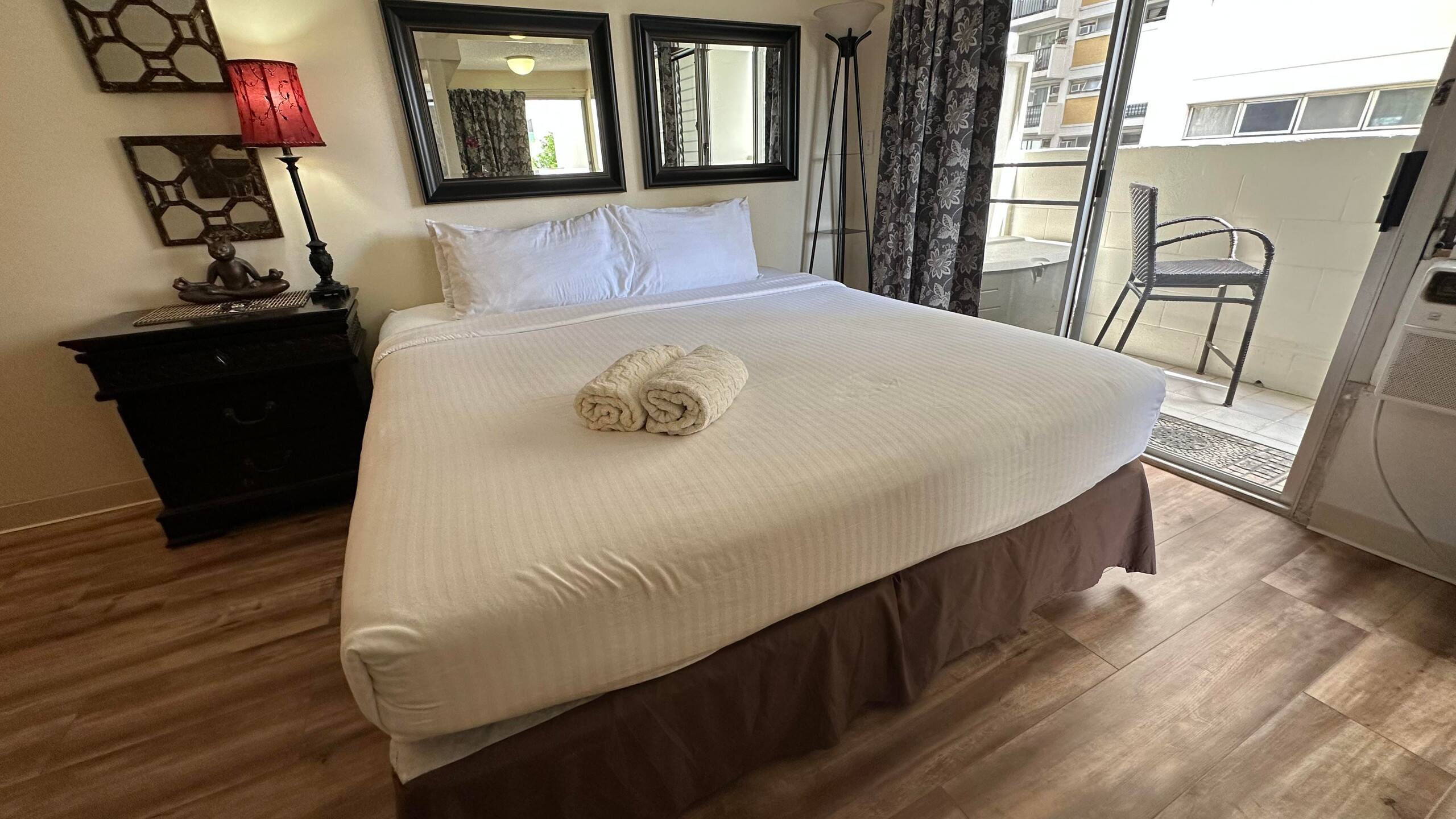 Condo in Honolulu · ★4.42 · Studio · 1 bed · 1 private bath - Image 23
