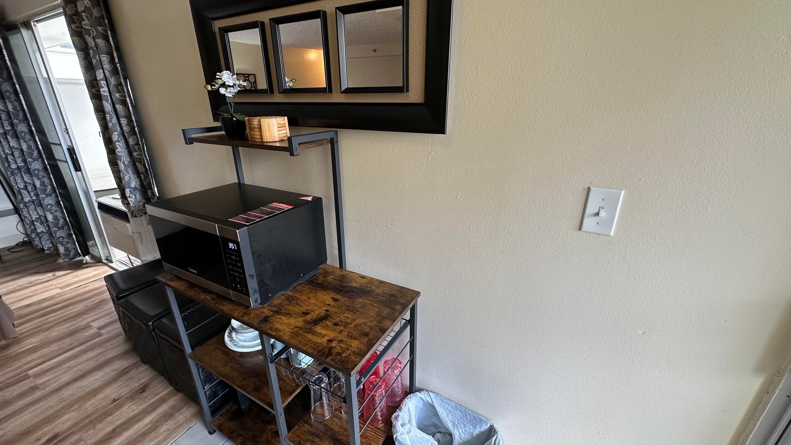 Condo in Honolulu · ★4.42 · Studio · 1 bed · 1 private bath - Image 9