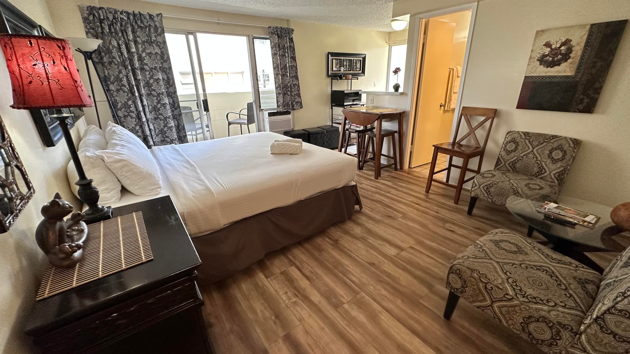 Condo in Honolulu · ★4.42 · Studio · 1 bed · 1 private bath - Image 7
