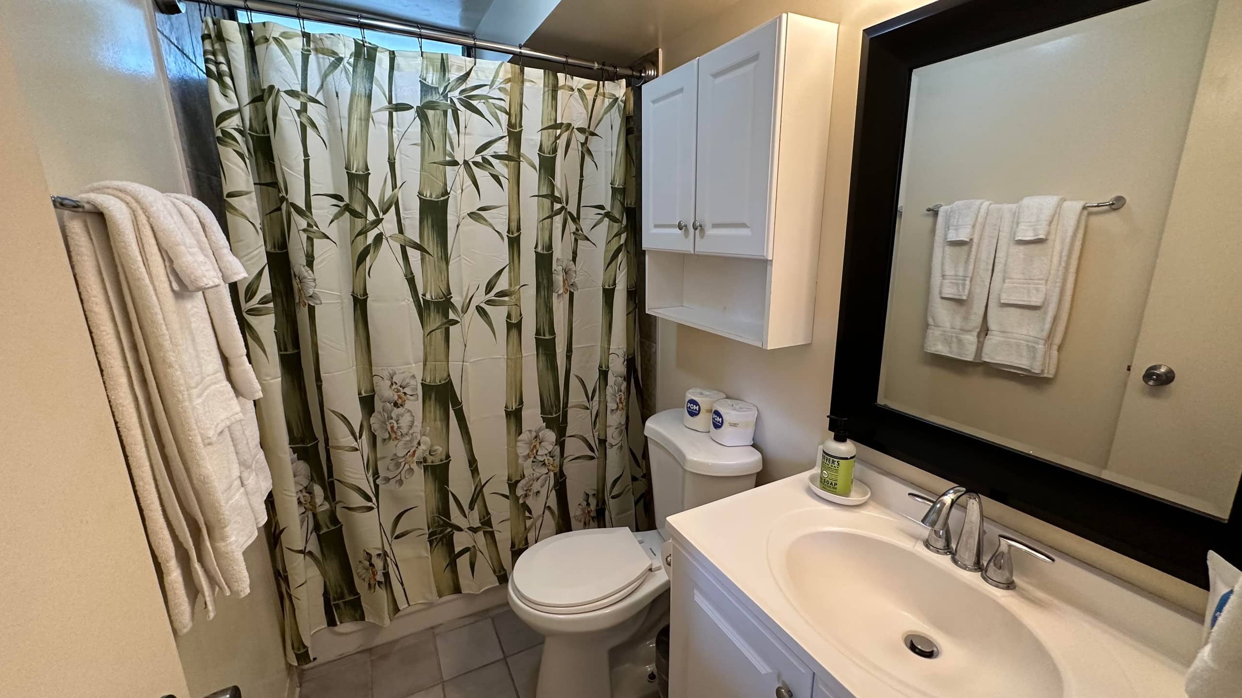 Condo in Honolulu · ★4.42 · Studio · 1 bed · 1 private bath - Image 12