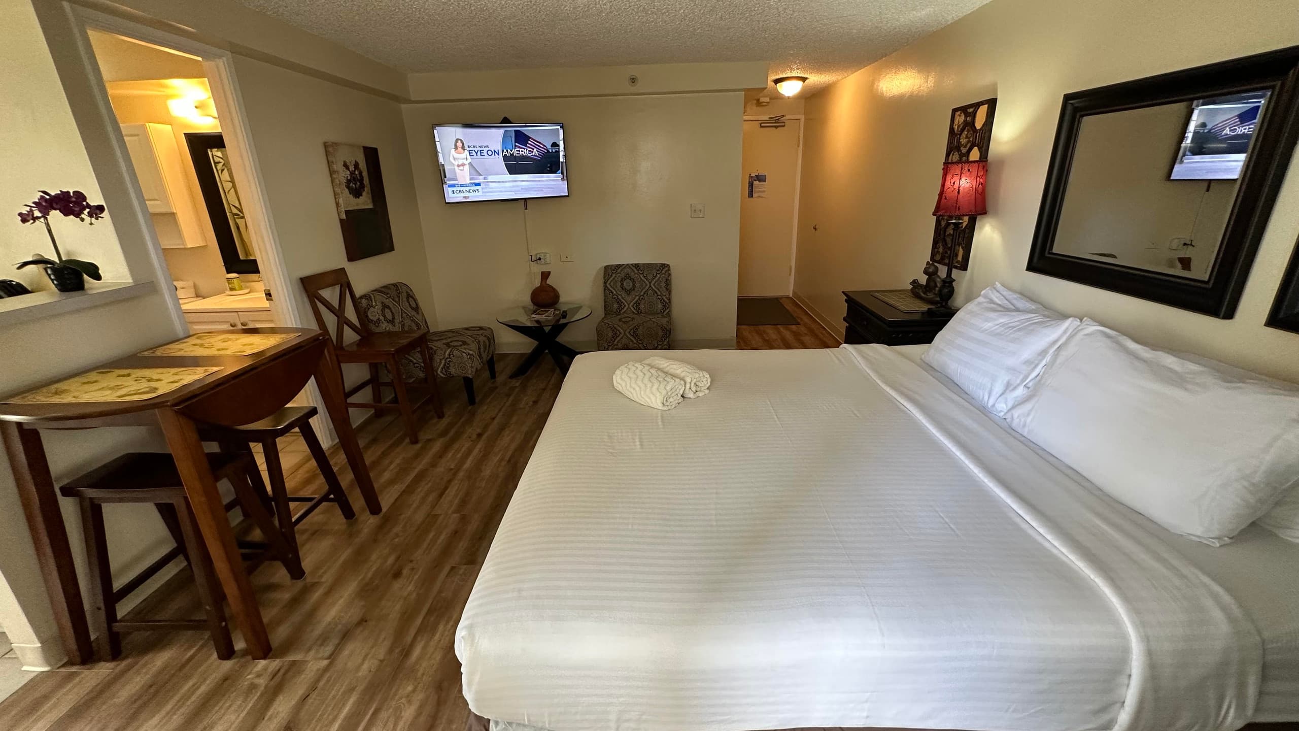Condo in Honolulu · ★4.42 · Studio · 1 bed · 1 private bath - Image 6