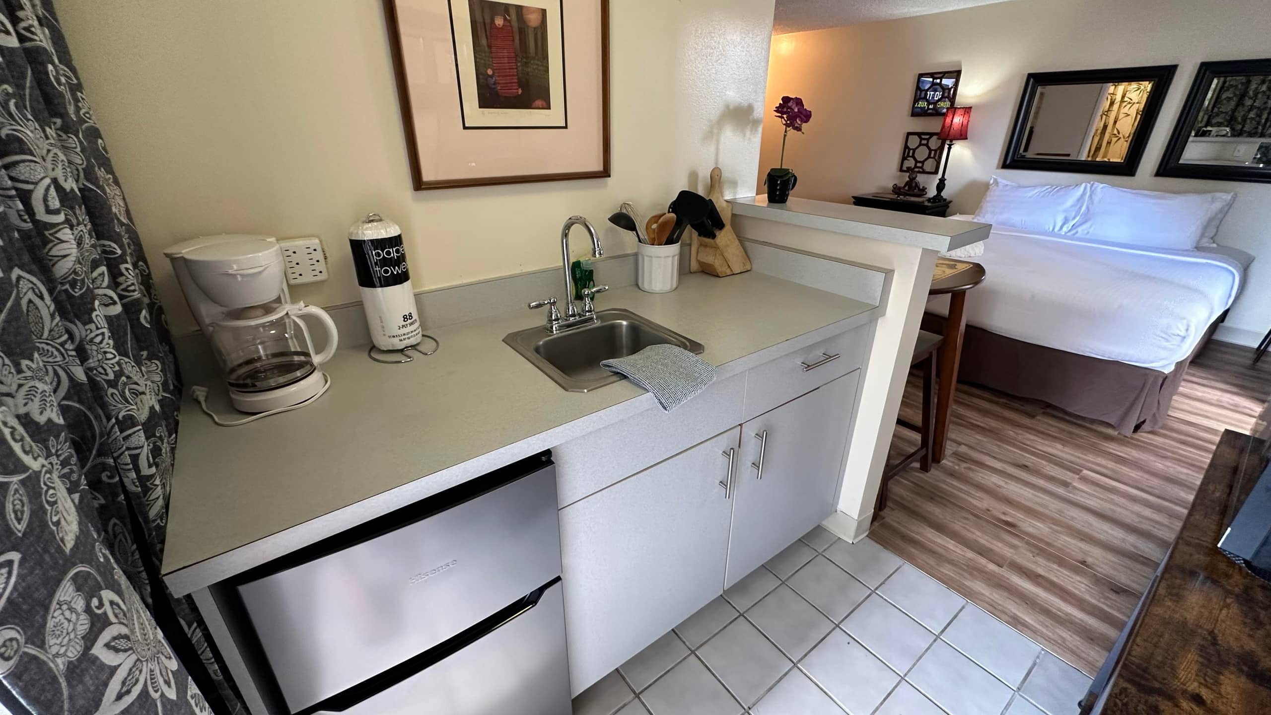 Condo in Honolulu · ★4.42 · Studio · 1 bed · 1 private bath - Image 11