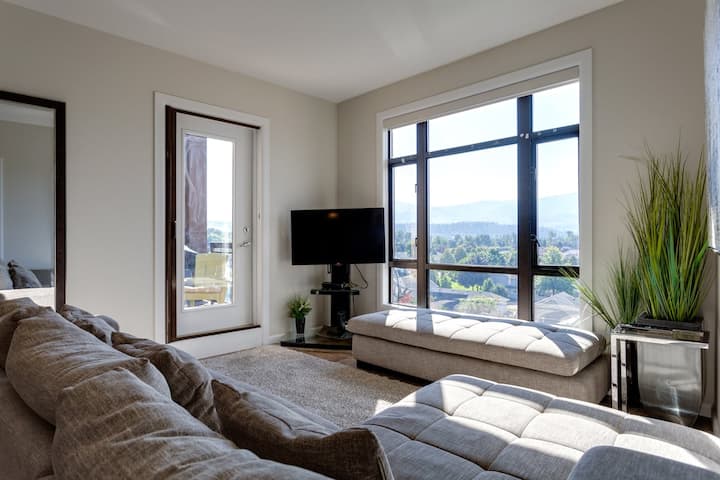 Stunning 3 Bedroom 2 Full Bath Condo