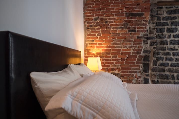 Მთავარი საძინებელი, ორადგილიანი საწოლი. 3 თაობის აგური და ქვა, რომ წარმოაჩინოთ შენობის ისტორია! 