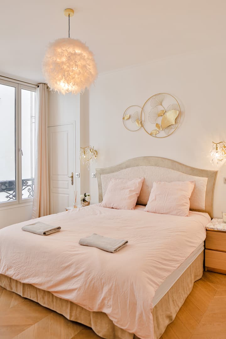 Parental bedroom with a king size bed and access to a private dressing room and private bathroom. 

Private suite with king size bed and access to 1 private bathroom and dressing room. 