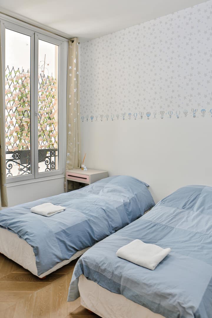 Bedroom with 2 single beds. 