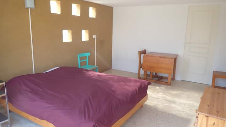 Velika spavaća soba s nedavnim madracem u prizemlju - sa WC školjkom - s pogledom na ... 