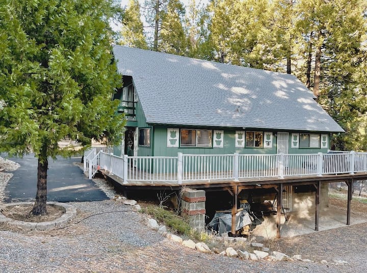 Family Cabin In Quiet Neighborhood Near Hiking Cabins for Rent in