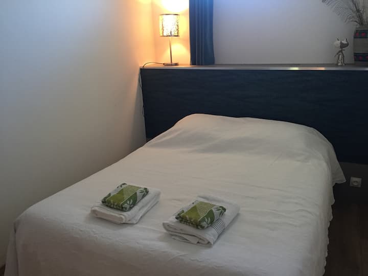 მე-2 საძინებელი 140 სმ-იანი საწოლითა და ბონტიერით 