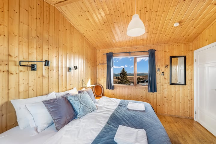 Hlavná spálňa s výhľadom na jazero