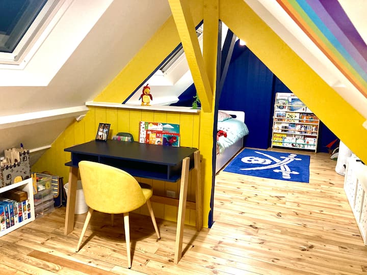 La isla de los niños sobre el tema de Peter pan
La habitación de 30 m2, con vistas a la casa
Vistas al cielo estrellado y al campanario 
