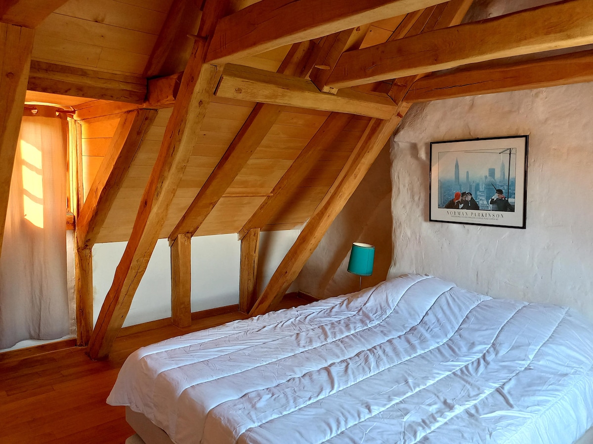 Chambre 1 à l’étage avec sa salle de bain 