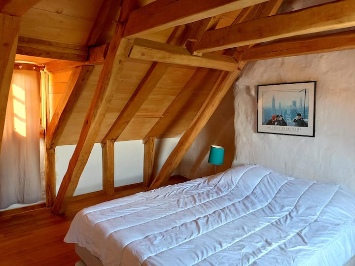 Chambre 1 à l’étage avec sa salle de bain 