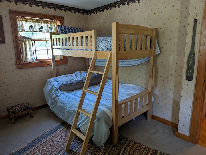 ห้องนอนเตียงสองชั้นชั้นล่าง