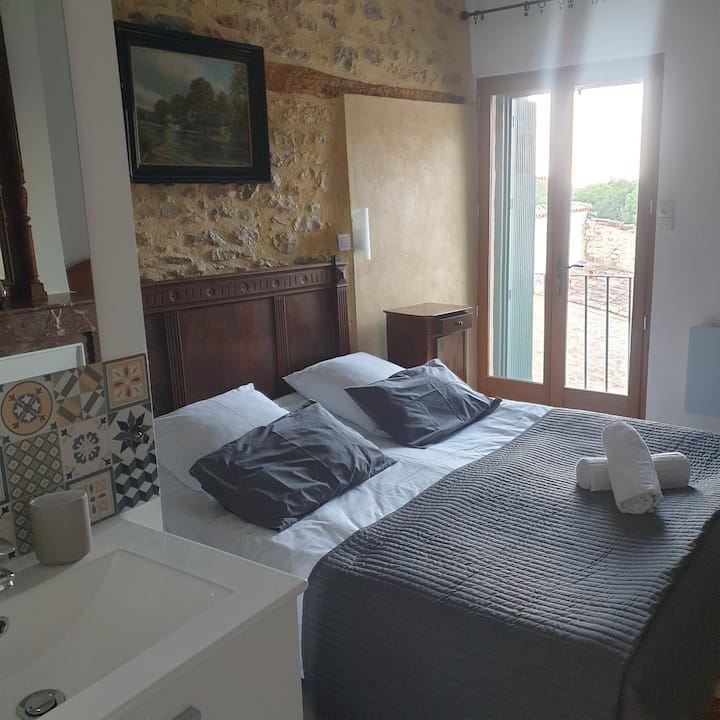 spálňa 1 - lôžko 160 s umývadlom a sprchou s výhľadom na vnútorný dvor MAS