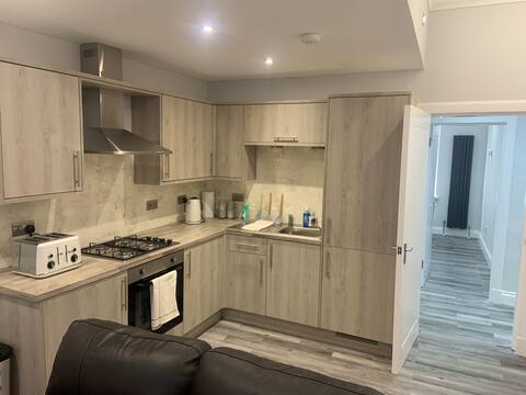 Central Brand New 2 Bed Flat in Town Centre