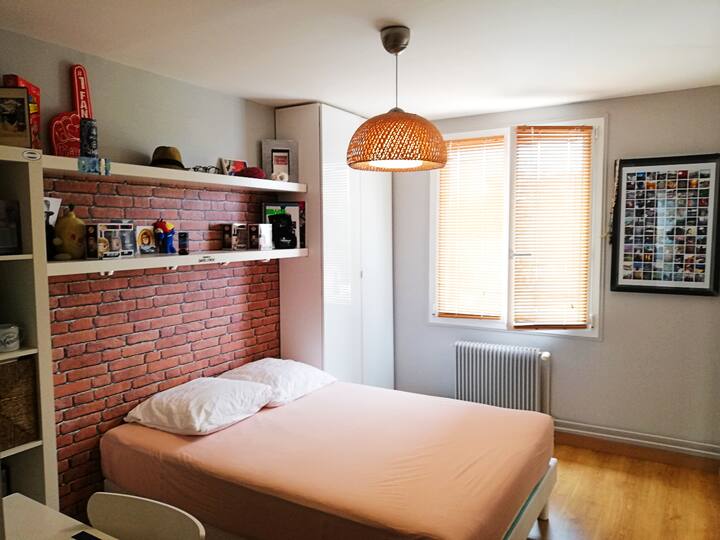 غرفة النوم الأولى (سرير مزدوج) لطيفة ومرتبة بشكل مثالي.