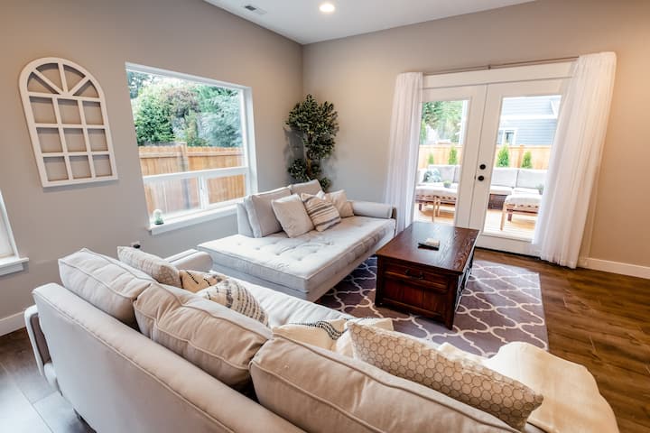 Q House In Lakewood - 5br, 3bath (Sleeps 16) - Tacoma, WA