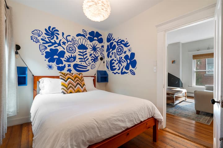 La habitación también está equipada con cortinas oscuras, lo que garantiza que los huéspedes puedan dormir bien en un ambiente oscuro y cómodo. 