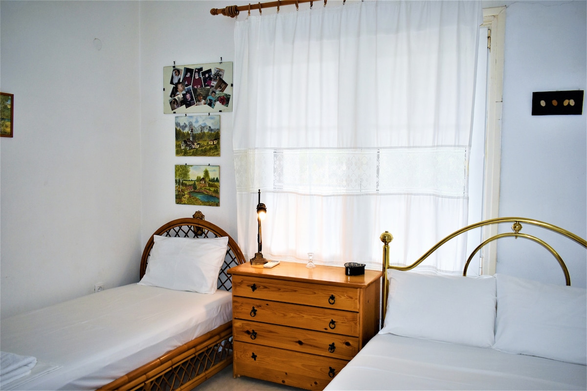 Druhá spálňa s dvojlôžkom a samostatným lôžkom. Všetky izby majú klimatizáciu na chladenie alebo ohrievanie.