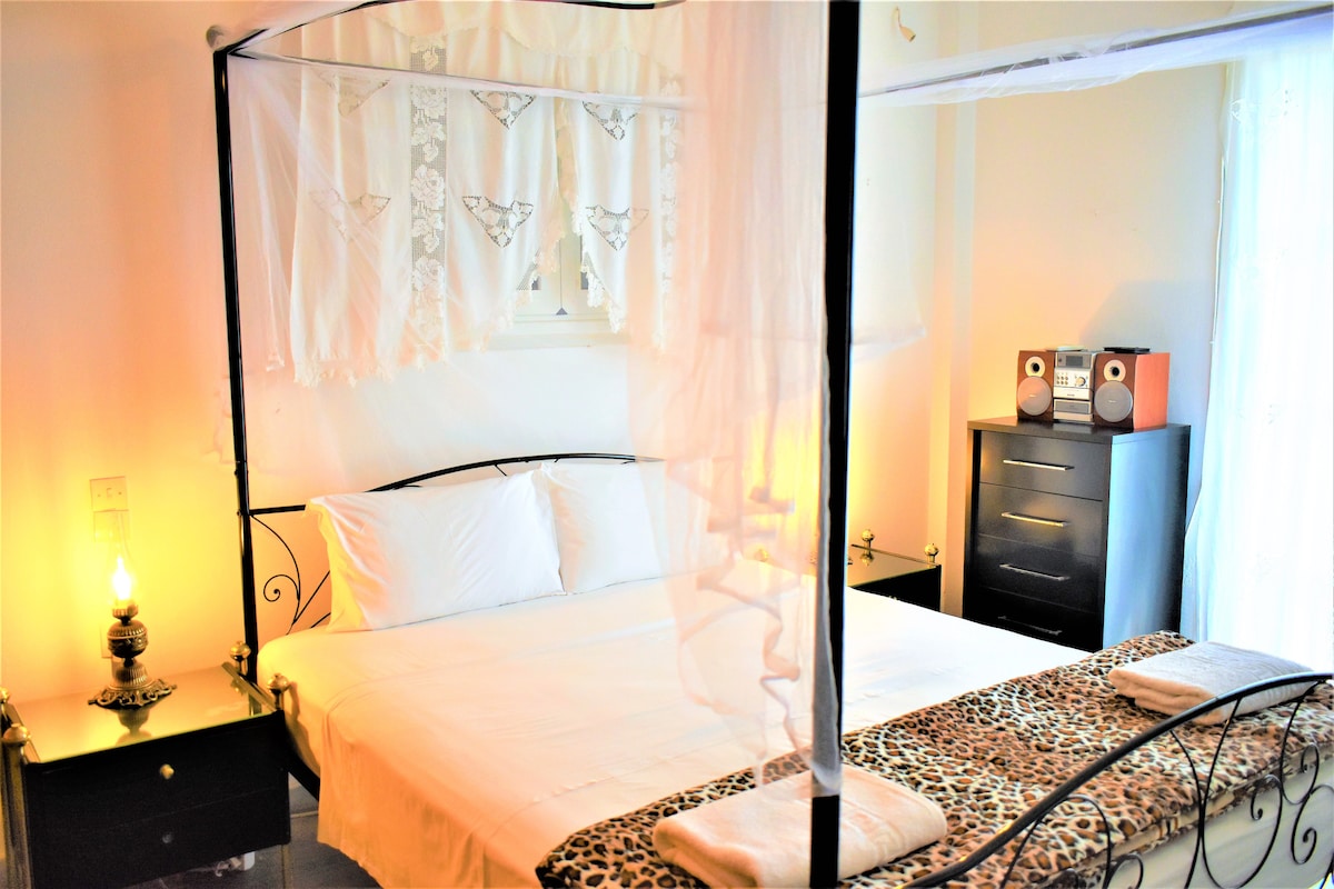 1. spálňa s novou manželskou posteľou s baldachýnom, zakúpená v júni 2023. Všetky izby majú klimatizáciu na chladenie alebo ohrievanie.