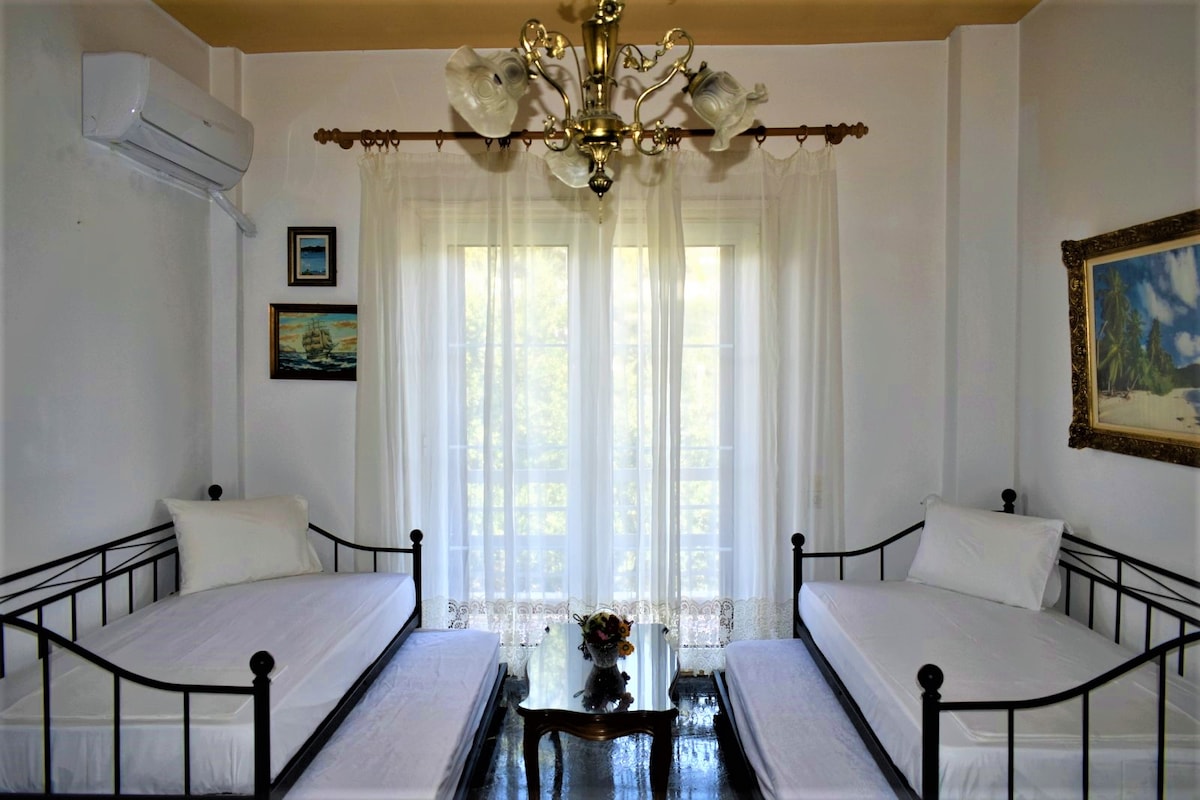 nové pohovky zakúpené v máji 2021, z ktorých každá je manželská posteľ King, 190 x 190 x 75 alebo 4 samostatné samostatné postele. Všetky plachty sú nové zakúpené v júni 2021. Klimatizácia Invertor 18.000 BTU na chladenie alebo ohrievanie zakúpený v roku 2021