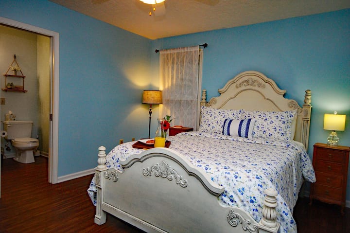 spálňa na hornom poschodí s pripojenou kúpeľňou.  manželská posteľ