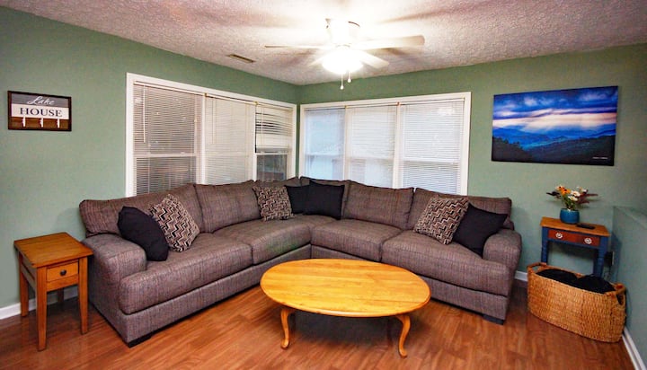 veľmi pohodlný gauč, nižšia obývacia izba