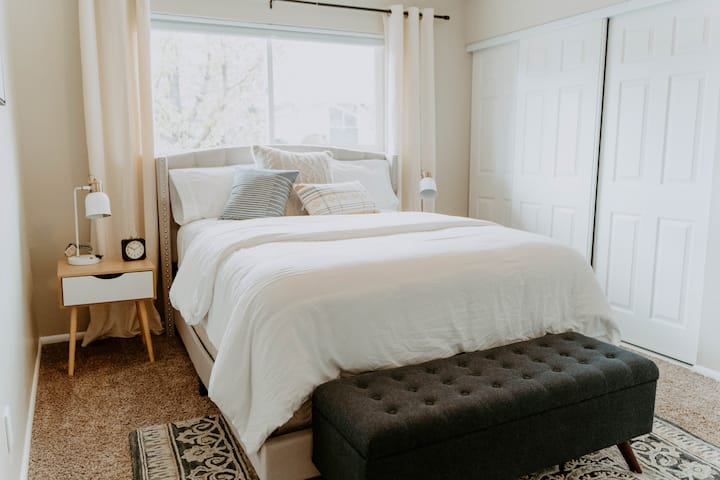 O quarto dois tem um colchão queen top pillow, travesseiros fofos e persianas blackout para garantir um bom descanso noturno!
