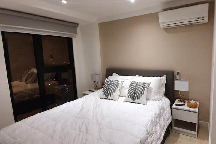 posteljina je udobna, na vrhu bračnog kreveta modernog i udobnog stila.