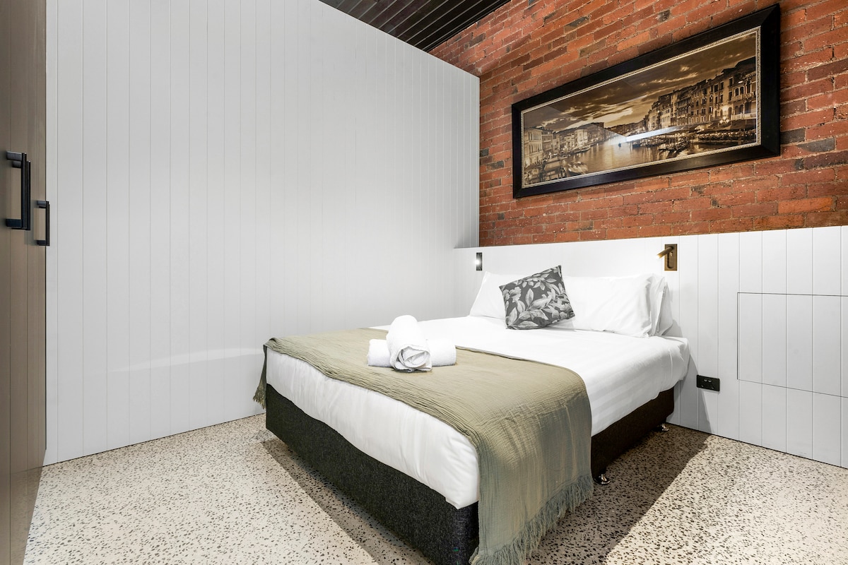 Dormitorio con cama tamaño queen y armario