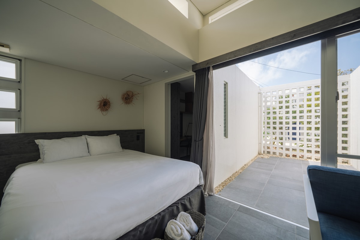 בחדר השינה הזה יש מיטת קווין סייז.