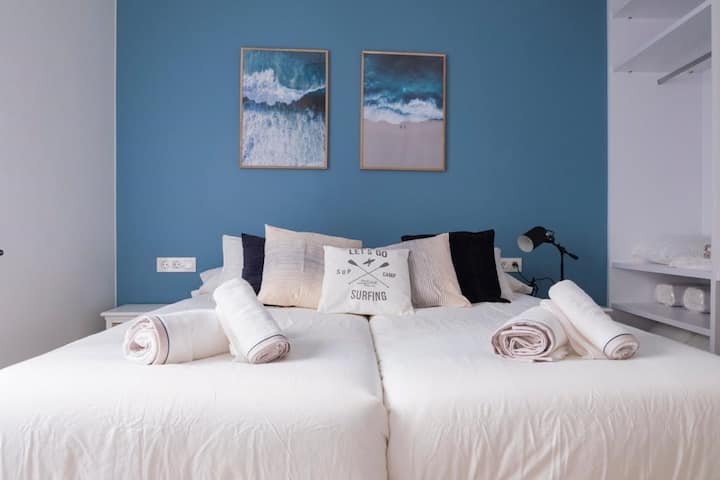 Ორადგილიანი საწოლი დეკორატიული ნახატებითა და დასასვენებელი დეტალებით ლურჯ ფერებში. Იდეალურია დასასვენებლად, ის გამოირჩევა ახალი და თანამედროვე სტილით, რომელიც ქალაქის დათვალიერების შემდეგ დასასვენებლად გიწვევთ.