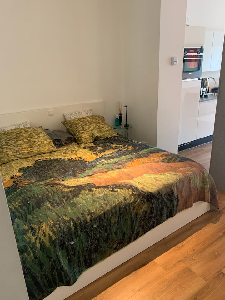 חדר שינה ואן גוך.
מיטה עם שני מזרני קפיצים בגודל 90x200x27 ס"מ. 
ניתן לכוון את שניהם עם 4 מנועים חשמליים לעמדות שונות. 