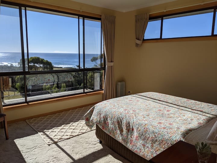 Chumba cha kulala kinachoelekea kaskazini kina joto na kina mwonekano.